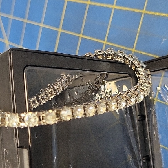 Rhinestone & Silver Tone 8" Bracelet NEW - Picture 2 of 6